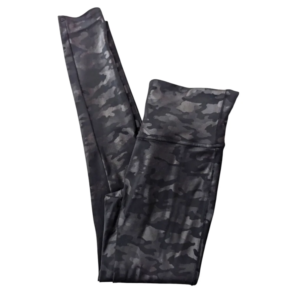 SPANX Faux Leather Camo Leggings Size Medium Petite - Picture 11 of 12